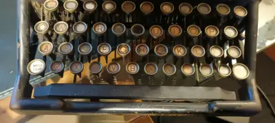Máquina de escribir antigua Underwood en buen estado - miniatura 2