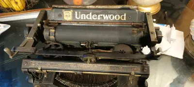 Máquina de escribir antigua Underwood en buen estado - miniatura 3