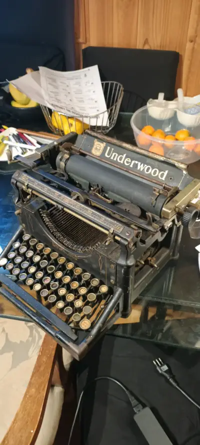 Máquina de escribir antigua Underwood en buen estado - miniatura 4