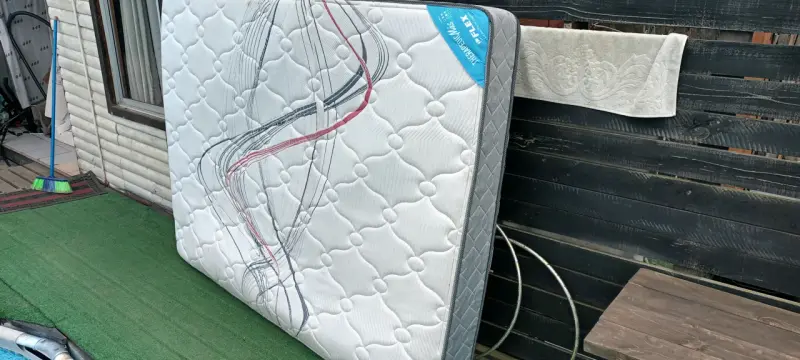 Colchón de resortes tamaño matrimonial en buen es - 3