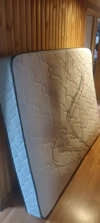 Colchón  de resortes tamaño matrimonial en buen es - miniatura 5