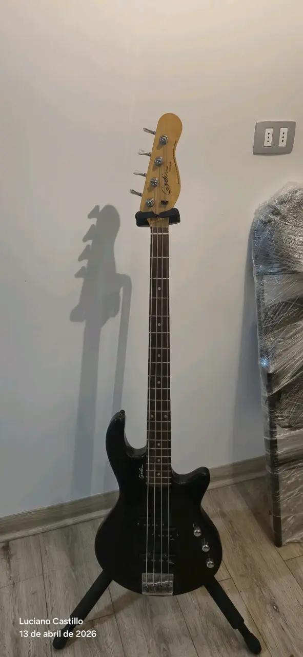 Bajo eléctrico Godin negro en buen estado - 1