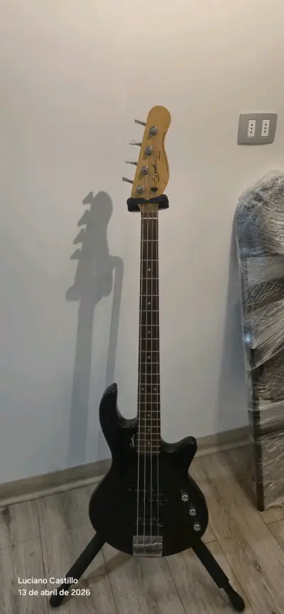 Bajo eléctrico Godin negro en buen estado - miniatura 1