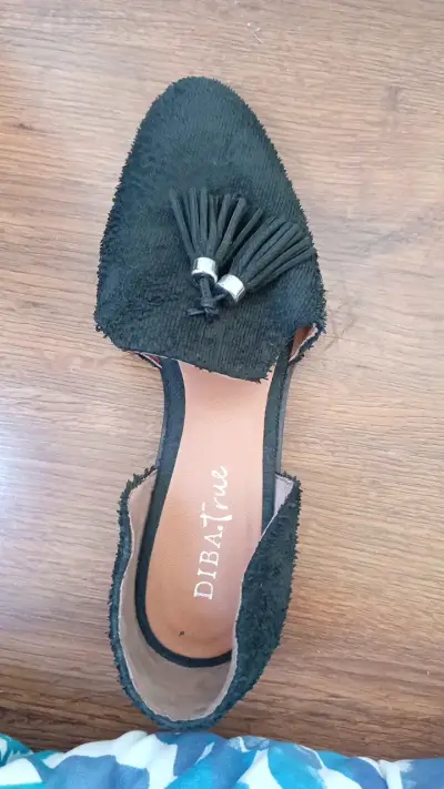 Zapatos planos negros con borlas para mujer - miniatura 2