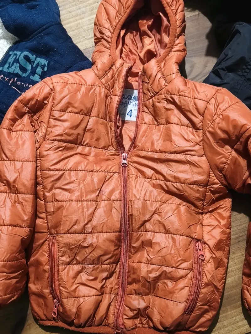 Chaqueta acolchada naranja para niño talla 4