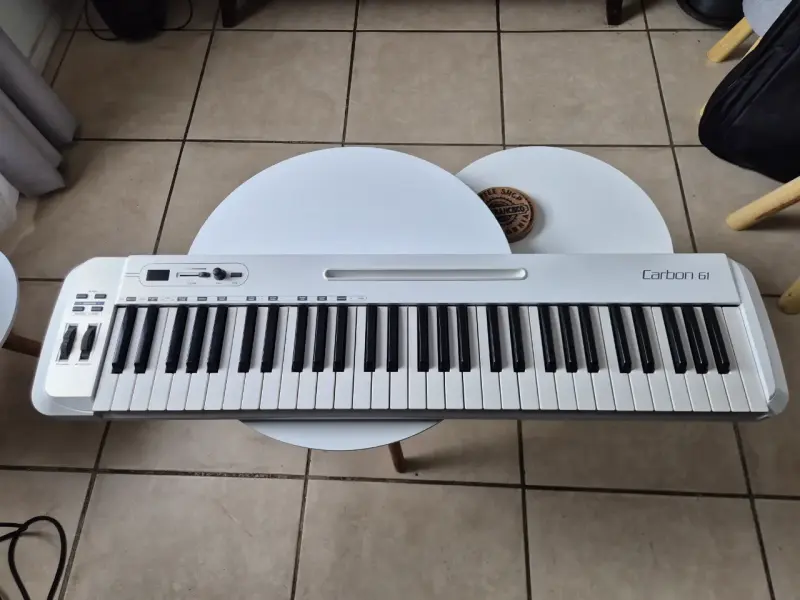 Teclado MIDI Samson Carbon 61 teclas - 1