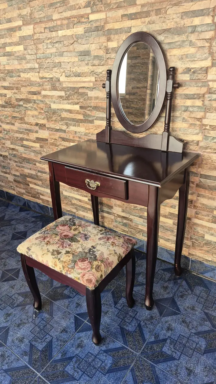 Tocador de madera con espejo y banqueta floral - 1