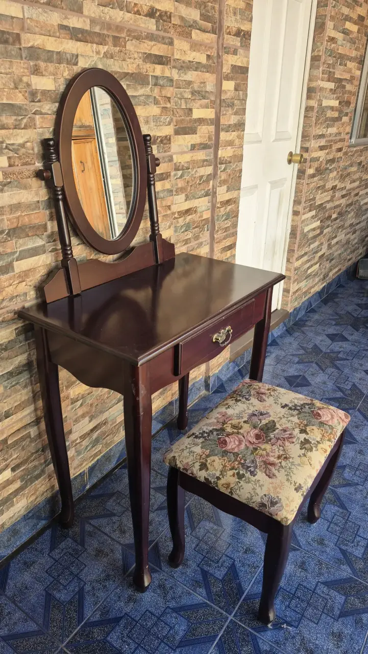 Tocador de madera con espejo y banqueta floral - 2