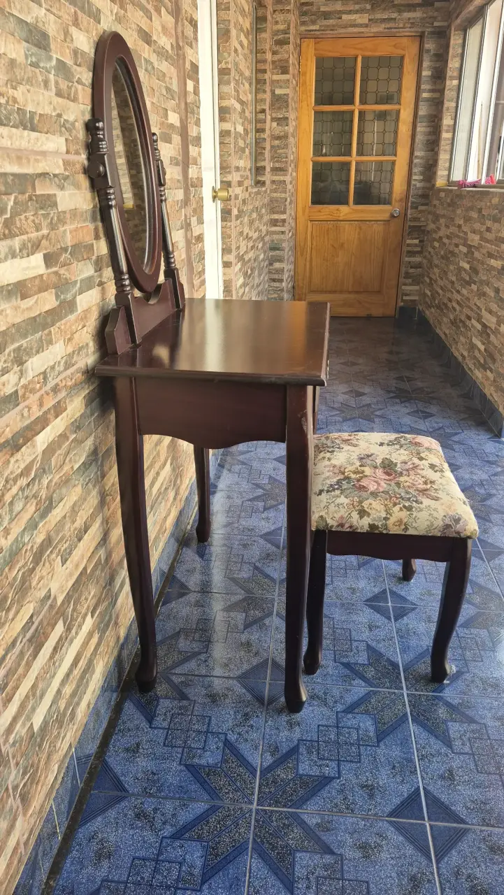 Tocador de madera con espejo y banqueta floral - 3