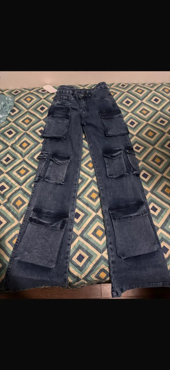Jeans cargo azul con múltiples bolsillos - 1
