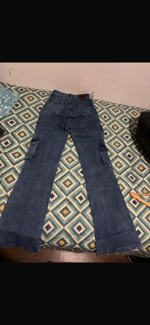 Jeans cargo azul con múltiples bolsillos - 2
