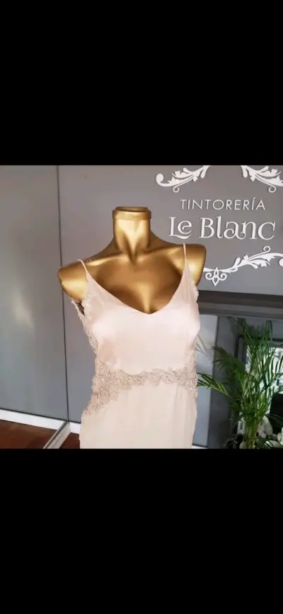 Vestido de novia blanco con encaje elegante - miniatura 2