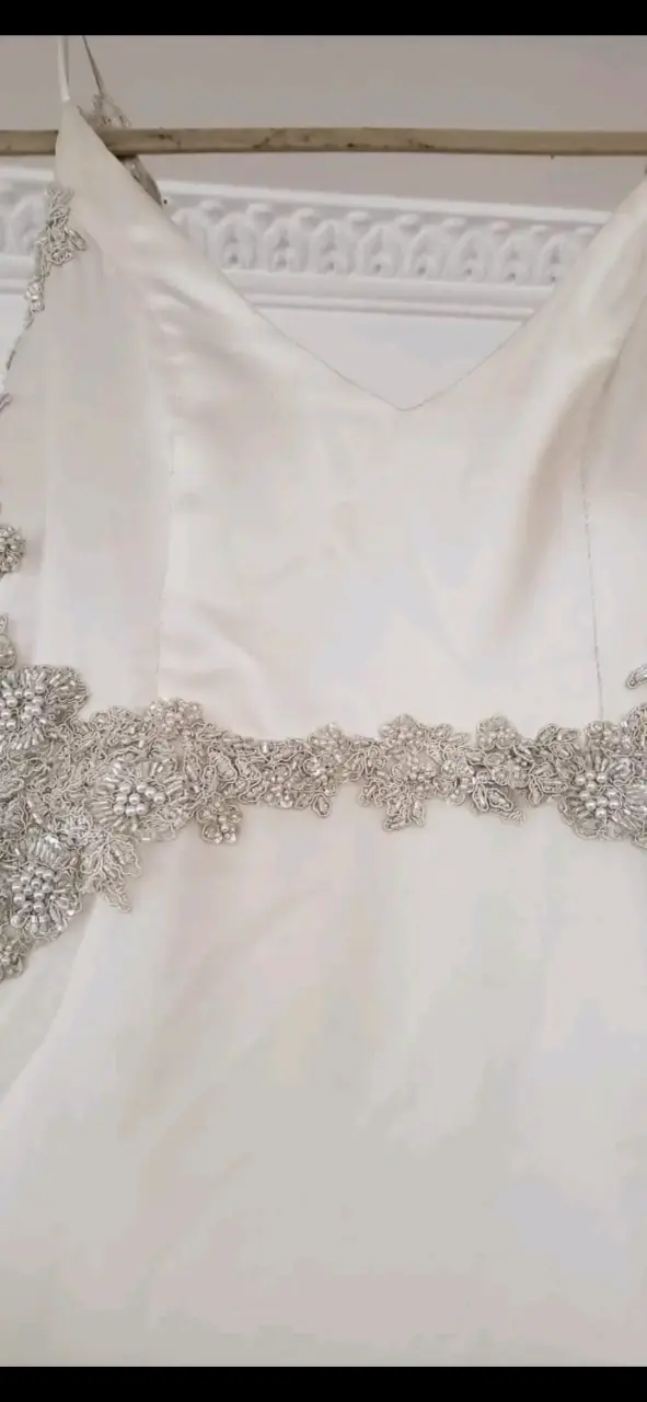 Vestido de novia blanco con encaje elegante - 4
