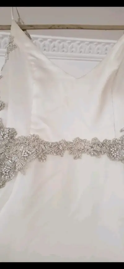 Vestido de novia blanco con encaje elegante - miniatura 4