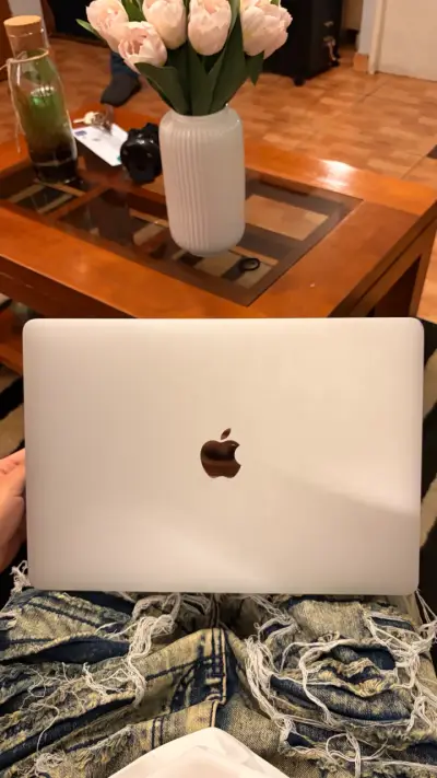 MacBook Pro M2 13.3 pulgadas en buen estado - miniatura 1