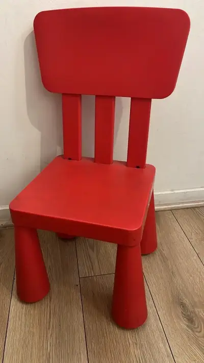 Silla infantil roja de plástico resistente - miniatura 1