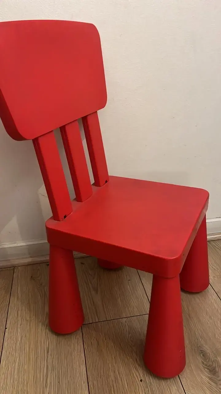Silla infantil roja de plástico resistente - 2
