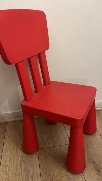 Silla infantil roja de plástico resistente - miniatura 2