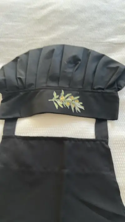 Delantal y gorro de chef negro con diseño - miniatura 2