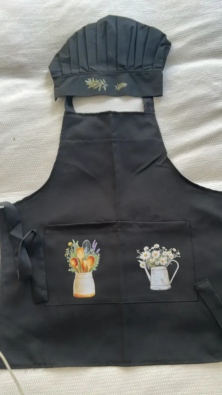 Delantal y gorro de chef negro con diseño floral - 1