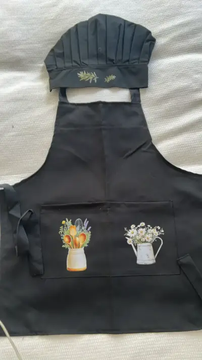 Delantal y gorro de chef negro con diseño floral - miniatura 1