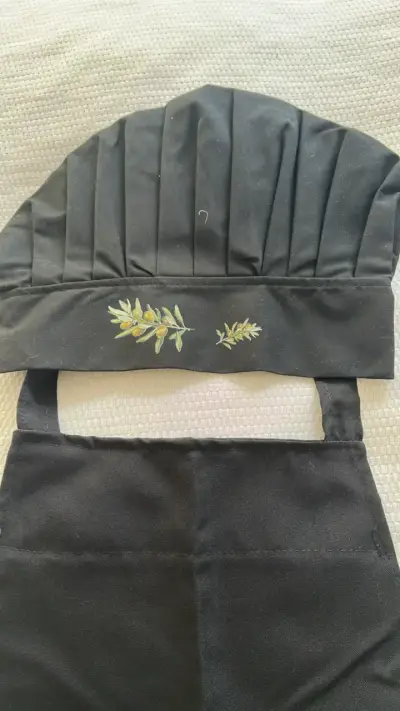 Delantal y gorro de chef negro con diseño floral - miniatura 2