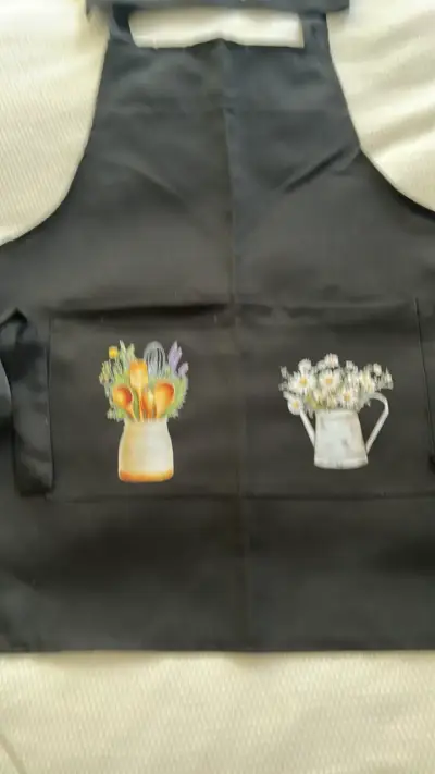 Delantal y gorro de chef negro con diseño floral - miniatura 3