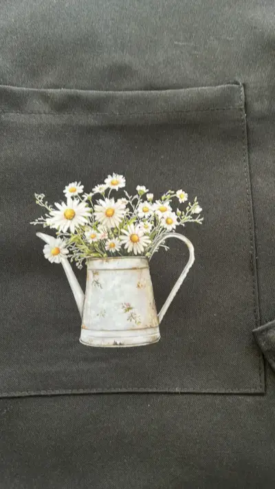 Delantal y gorro de chef negro con diseño floral - miniatura 5