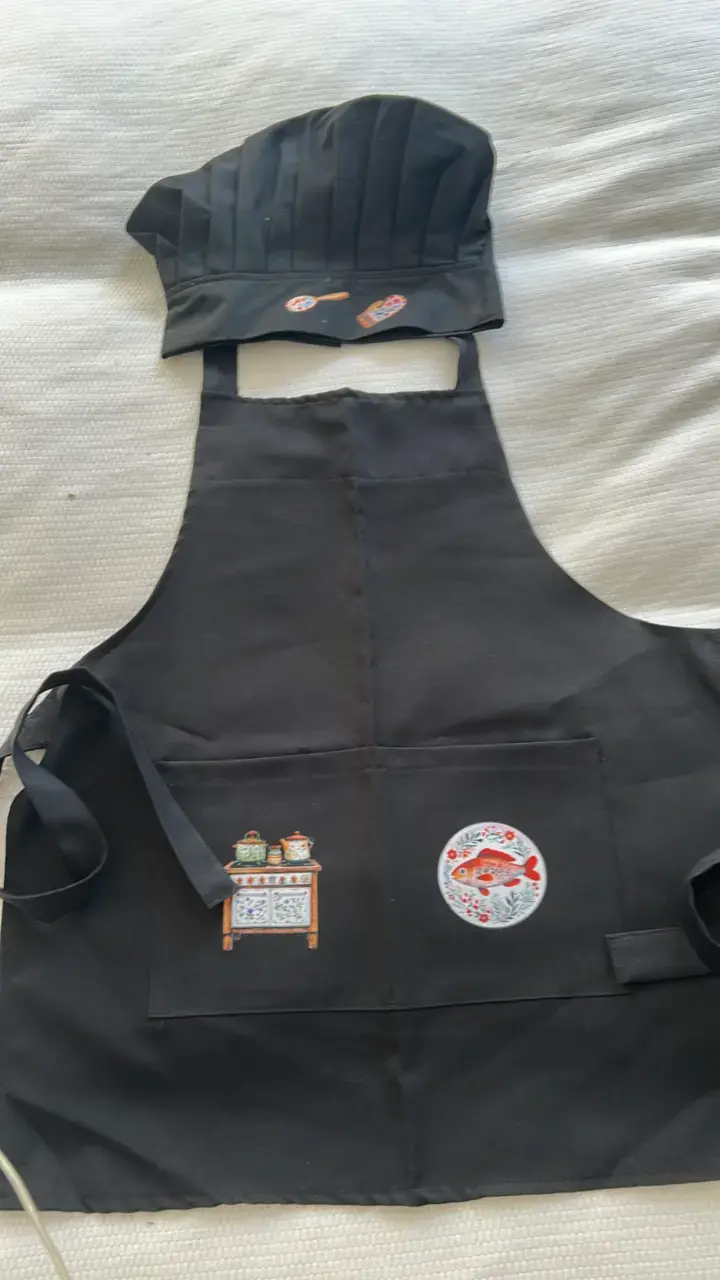 Delantal y gorro de chef negro con diseño bordado - 1