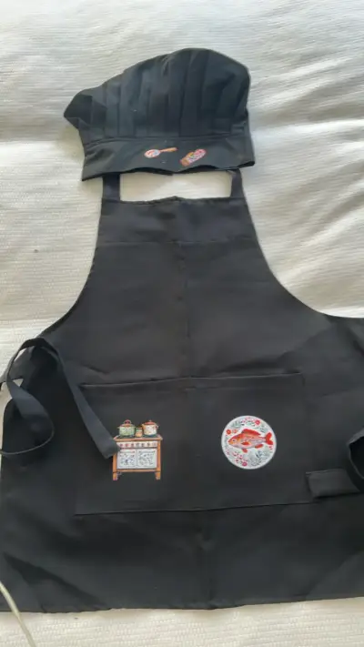 Delantal y gorro de chef negro con diseño bordado - miniatura 1