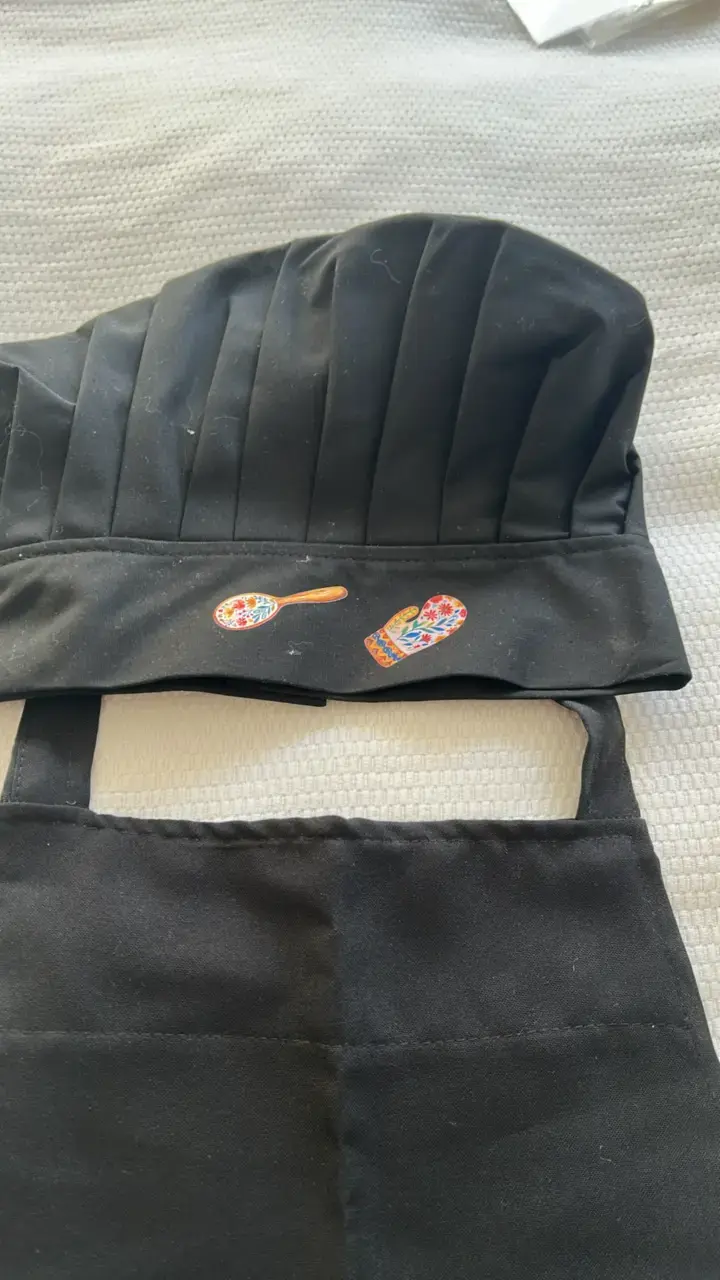 Delantal y gorro de chef negro con diseño bordado - 2