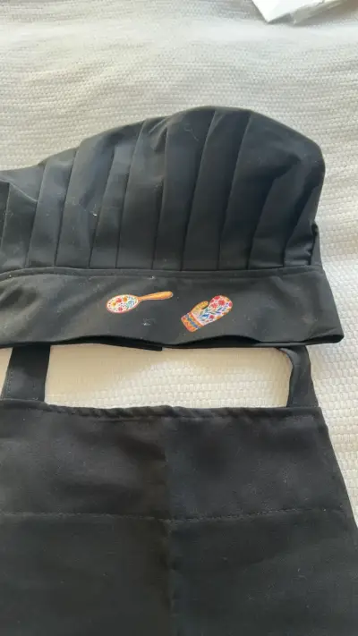 Delantal y gorro de chef negro con diseño bordado - miniatura 2