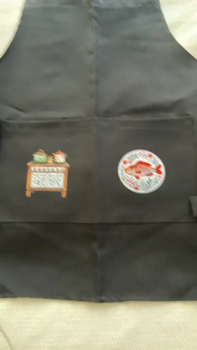 Delantal y gorro de chef negro con diseño bordado - miniatura 3