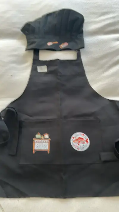 Delantal y gorro de chef negro con diseño bordado - miniatura 6