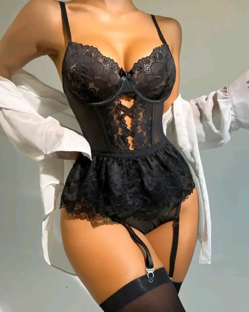 Body de encaje negro con liguero - 1