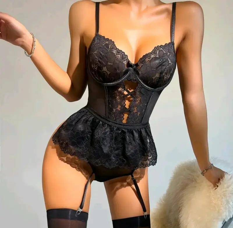Body de encaje negro con liguero - 2