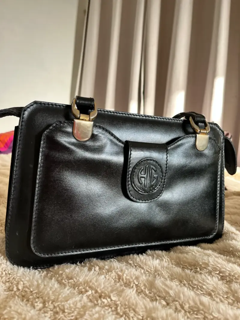 Cartera de cuero negra con diseño  elegante