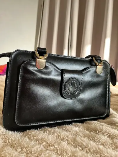 Cartera de cuero negra con diseño  elegante - miniatura 1