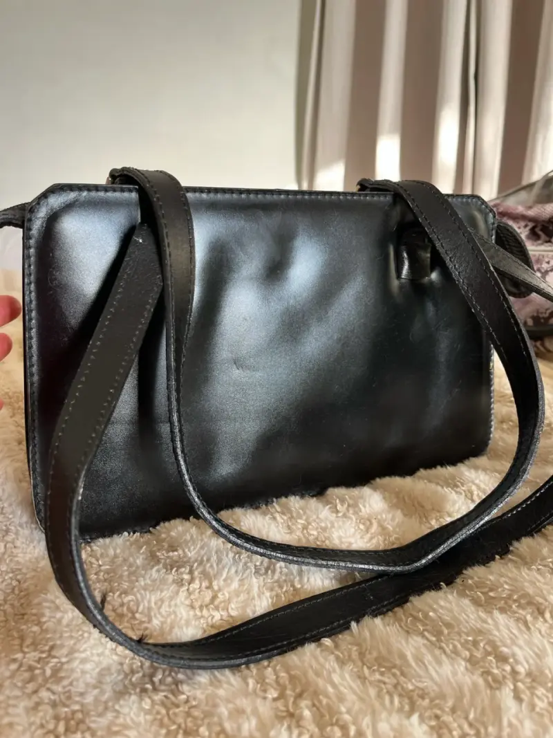 Cartera de cuero negra con diseño elegante - 2