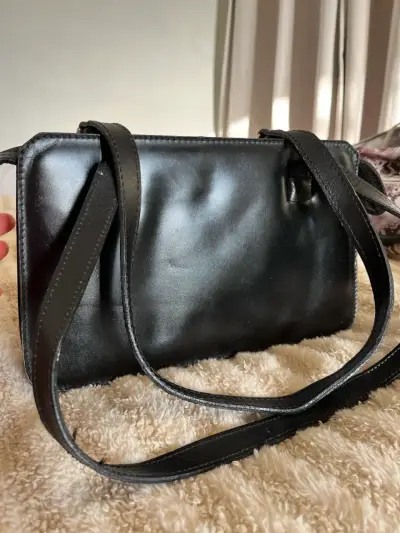 Cartera de cuero negra con diseño  elegante - miniatura 2
