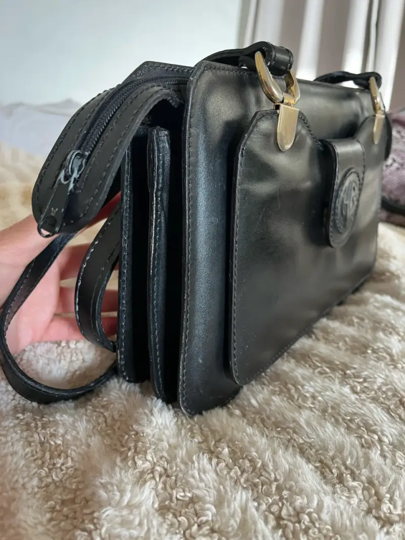 Cartera de cuero negra con diseño elegante - 3