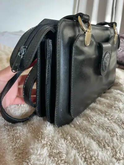 Cartera de cuero negra con diseño  elegante - miniatura 3