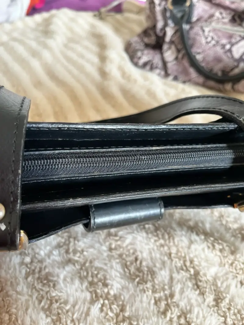 Cartera de cuero negra con diseño elegante - 4