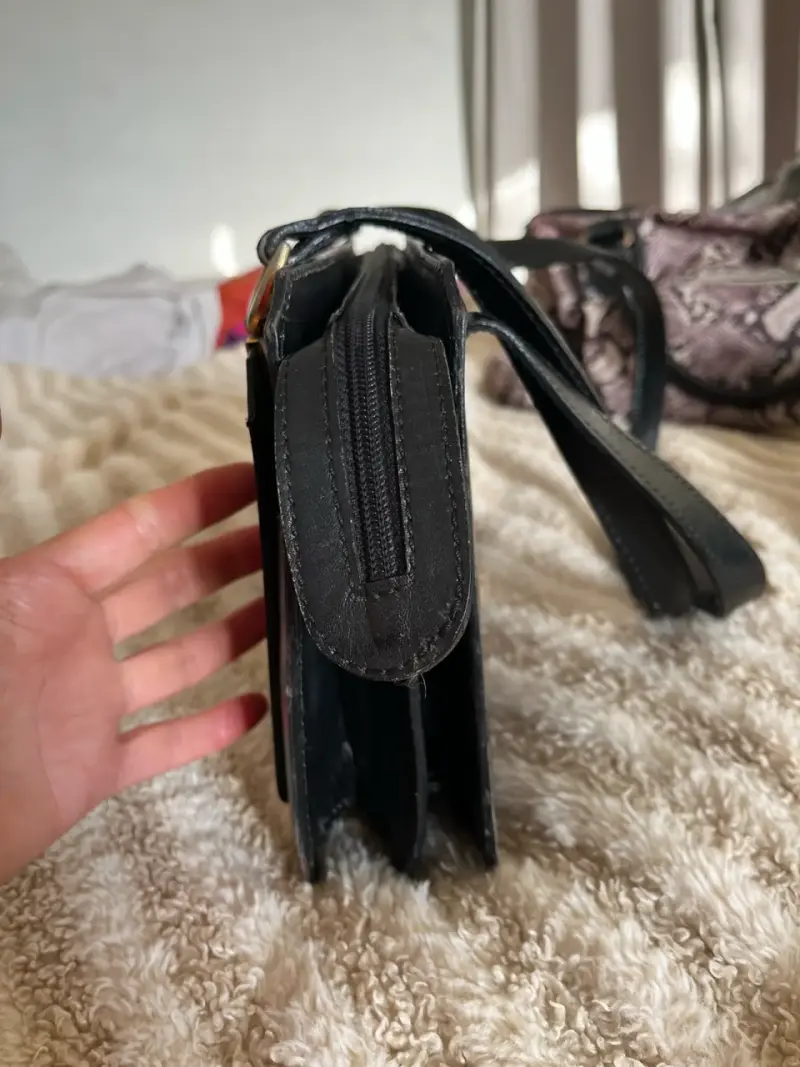 Cartera de cuero negra con diseño elegante - 5