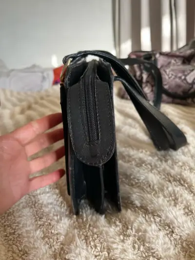 Cartera de cuero negra con diseño  elegante - miniatura 5