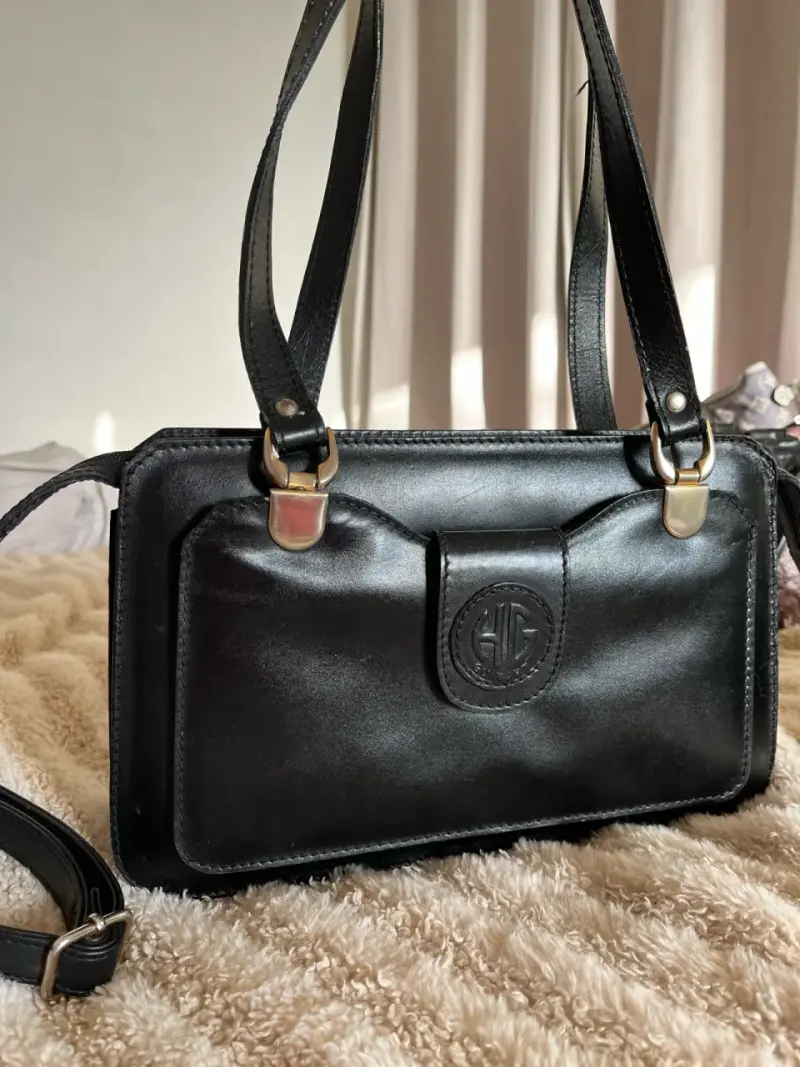 Cartera de cuero negra con diseño elegante - 6