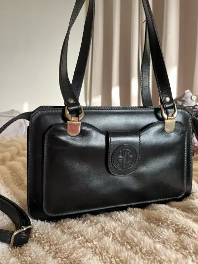 Cartera de cuero negra con diseño  elegante - miniatura 6