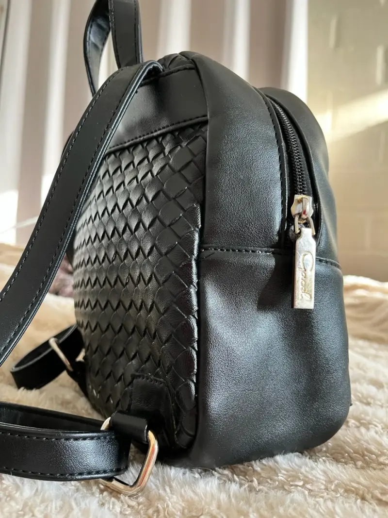 Mochila negra tejida de cuero sintético