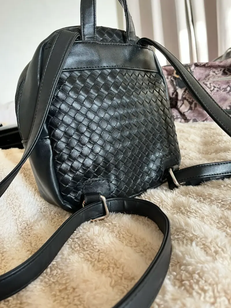 Mochila negra tejida de cuero sintético - 2