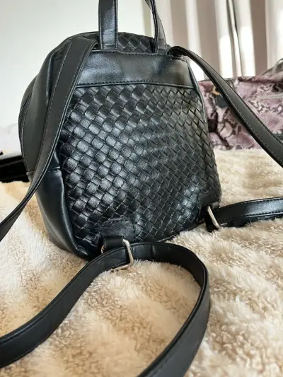 Mochila negra tejida de cuero sintético - miniatura 2